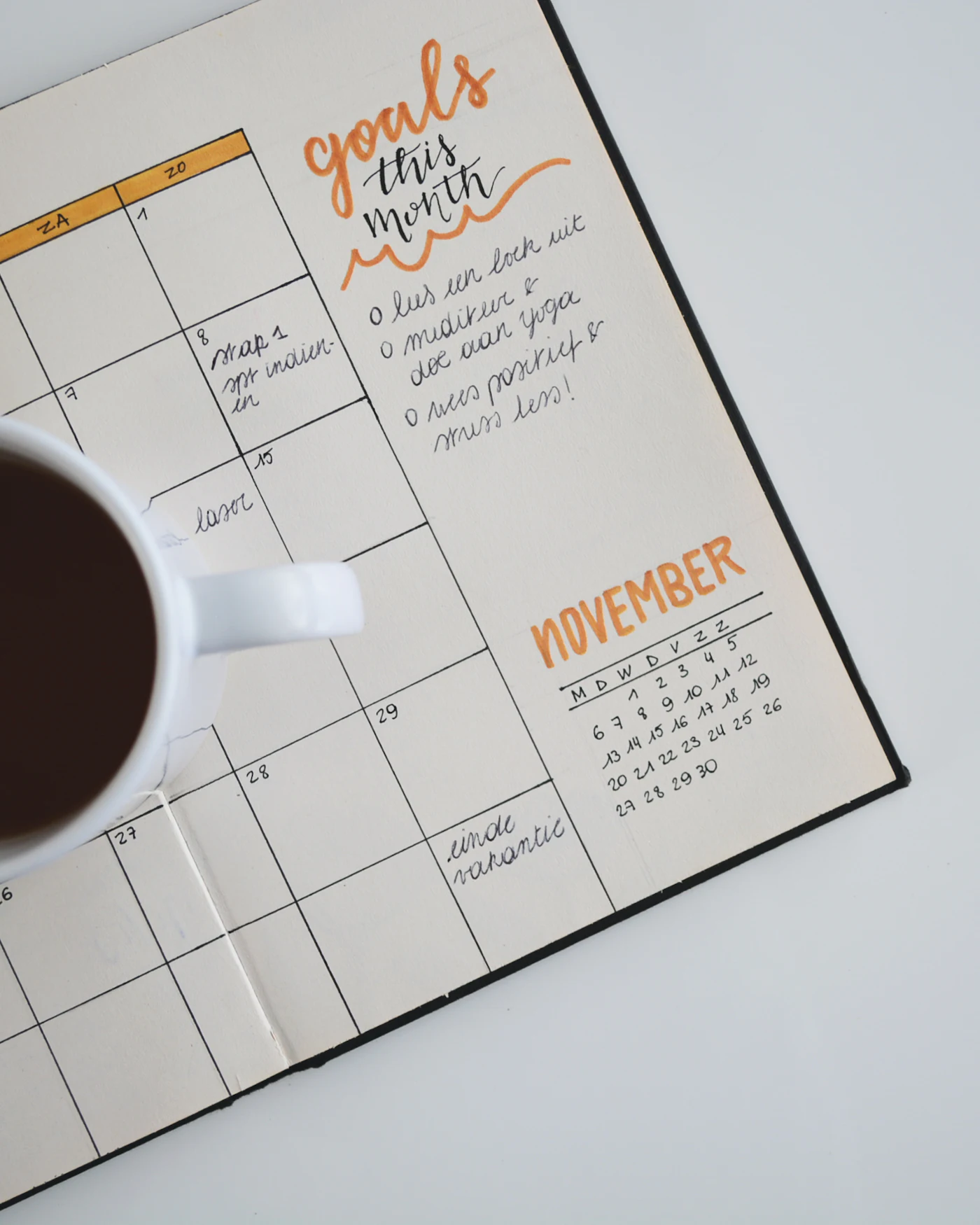 Calendario de papel con una taza de café