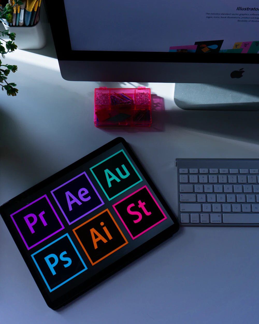 Mesa de trabajo con herramientas de diseño